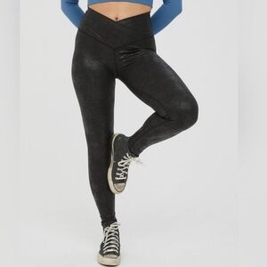 Offline By aerie The Hugger Crossover Black Crackle Leggings, Size S ~ NWT